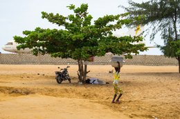 Aéroport-de-Cotonou;-Afrique-de-lOuest;-Avion-abandonné;-Barakah;-Bénin;-Carcasse-davion;-Cotonou;-Épave;-Femme;-Kaleidos;-Kaleidos-images;-La-parole-à-limage;-Lockheed-L-1011;-Plage;-Plage-de-Cadjéhoun;-Portage;-Poule;-Tarek-Charara;-TriStar;-Vie-quotidienne